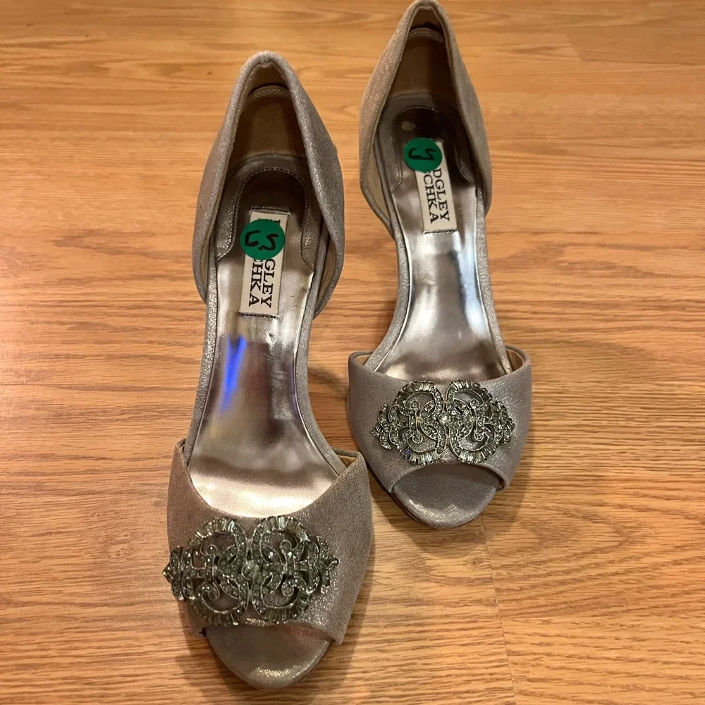 Badgley Mischka Salsa d’orsay Pewter Heels with Decorative Broch Size 6 1/2